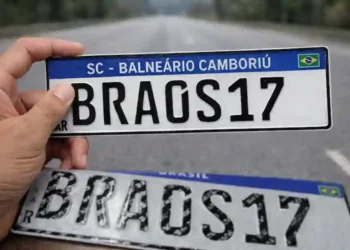 Placas de carros no Brasil podem mudar: cidade e estado devem voltar