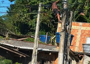 Cena chocante em Camboriú: homem escala poste, enfrenta fios de alta tensão e foge sem ferimentos