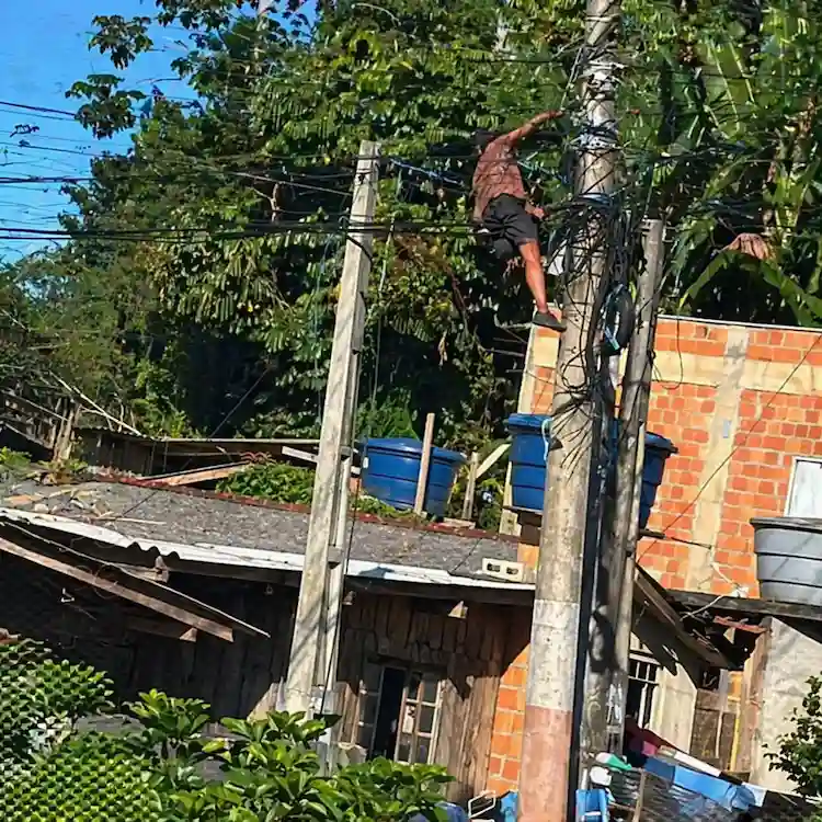 Cena chocante em Camboriú: homem escala poste, enfrenta fios de alta tensão e foge sem ferimentos