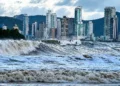 Ressaca deve atingir Balneário Camboriú e causar impactos na orla