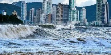 Ressaca deve atingir Balneário Camboriú e causar impactos na orla
