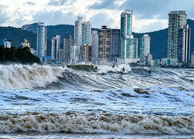 Ressaca deve atingir Balneário Camboriú e causar impactos na orla