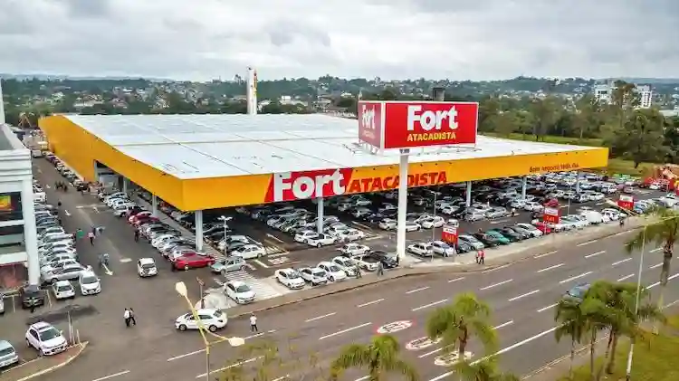 Feirão de empregos 50+ em Santa Catarina abre 910 vagas no Fort Atacadista