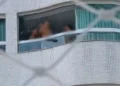 Flagrante em Balneário Camboriú: mulheres se exibem em janela e chocam moradores