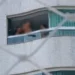 Flagrante em Balneário Camboriú: mulheres se exibem em janela e chocam moradores