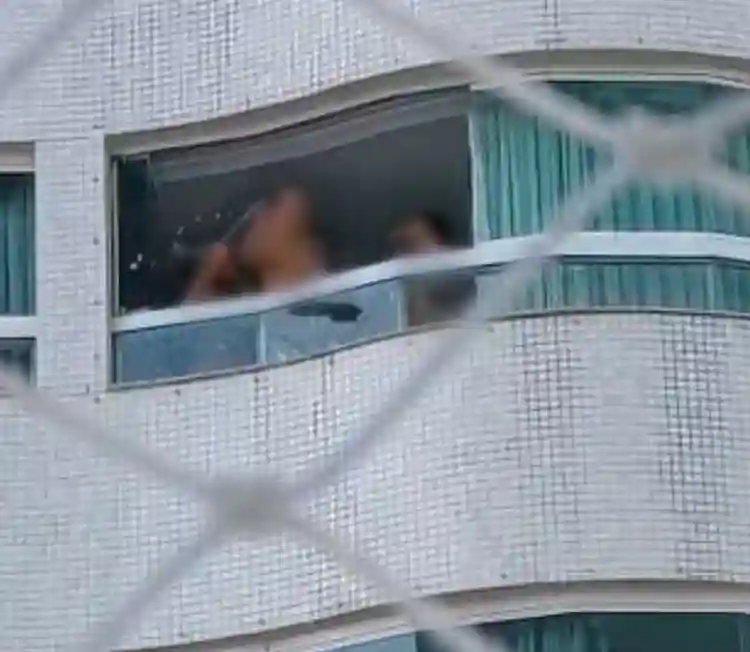 Flagrante em Balneário Camboriú: mulheres se exibem em janela e chocam moradores