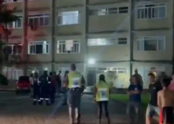 Prédio afunda em Itajaí e moradores são retirados às pressas após risco de desabamento