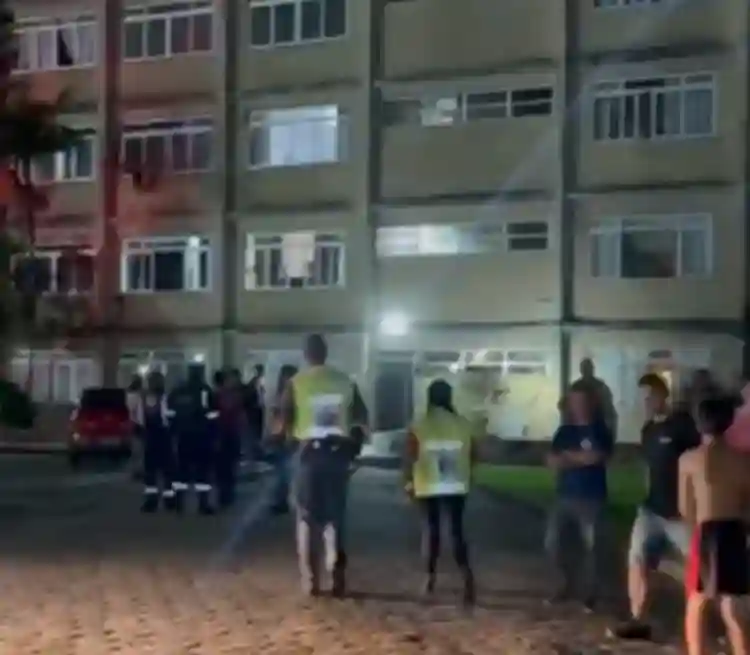 Prédio afunda em Itajaí e moradores são retirados às pressas após risco de desabamento