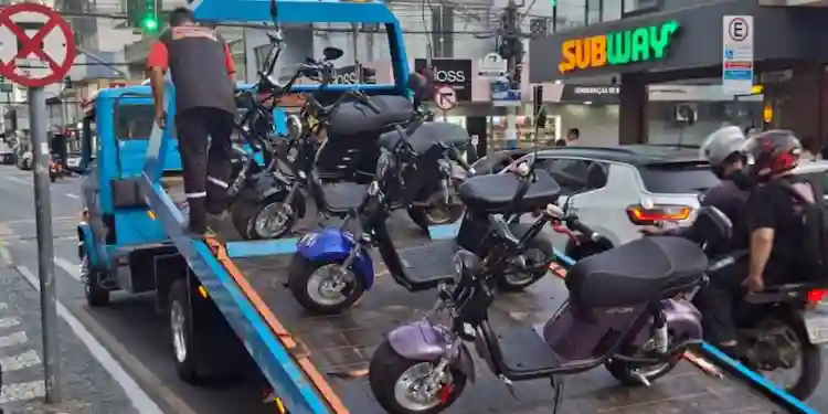 Balneário Camboriú aumenta fiscalização e apreende motos elétricas nas ruas