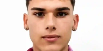 Tragédia em Itajaí: motociclista de 21 anos morre ao atingir poste
