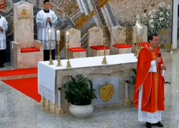 Padre de SC viraliza após chamar pessoas de “vadias e preguiçosas” durante missa