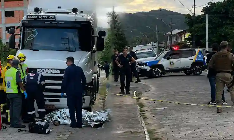 Tragédia em Navegantes: caminhoneiro é atingido pelo próprio veículo