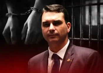 Flávio Bolsonaro quer lei mais dura para jovens de 14 anos envolvidos em crimes hediondos
