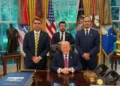 Flávio Bolsonaro se reúne com Trump durante viagem aos Estados Unidos