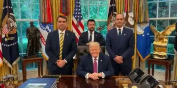 Flávio Bolsonaro se reúne com Trump durante viagem aos Estados Unidos