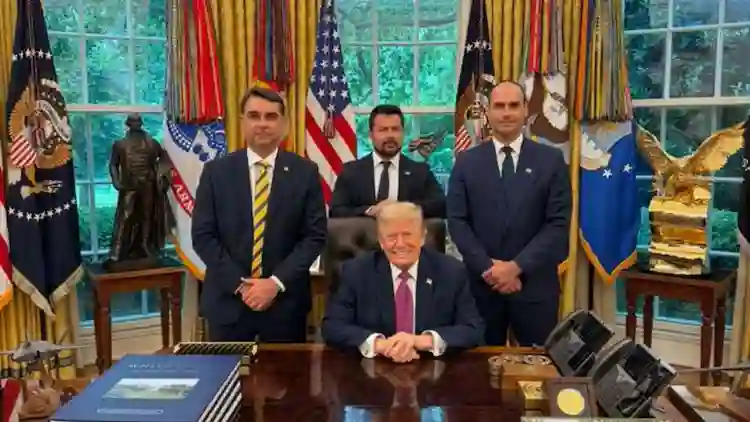Flávio Bolsonaro se reúne com Trump durante viagem aos Estados Unidos Flávio Bolsonaro se reúne com Trump durante viagem aos Estados Unidos