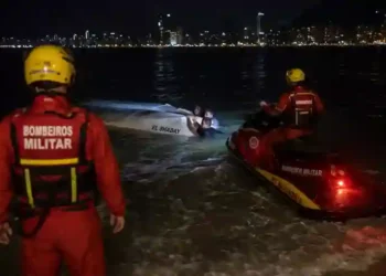 Pescadores são resgatados após barco virar no mar em Balneário Camboriú durante a madrugada