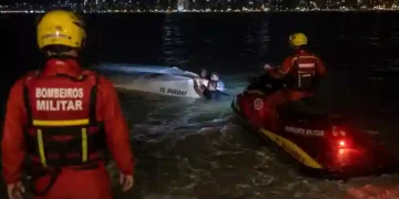 Pescadores são resgatados após barco virar no mar em Balneário Camboriú durante a madrugada