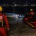 Pescadores são resgatados após barco virar no mar em Balneário Camboriú durante a madrugada
