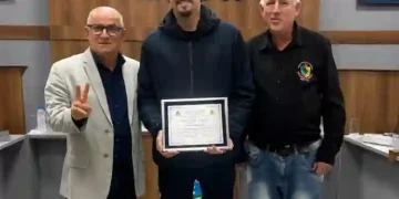Câmara de Tijucas entrega moção de louvor a Jair Renan Bolsonaro