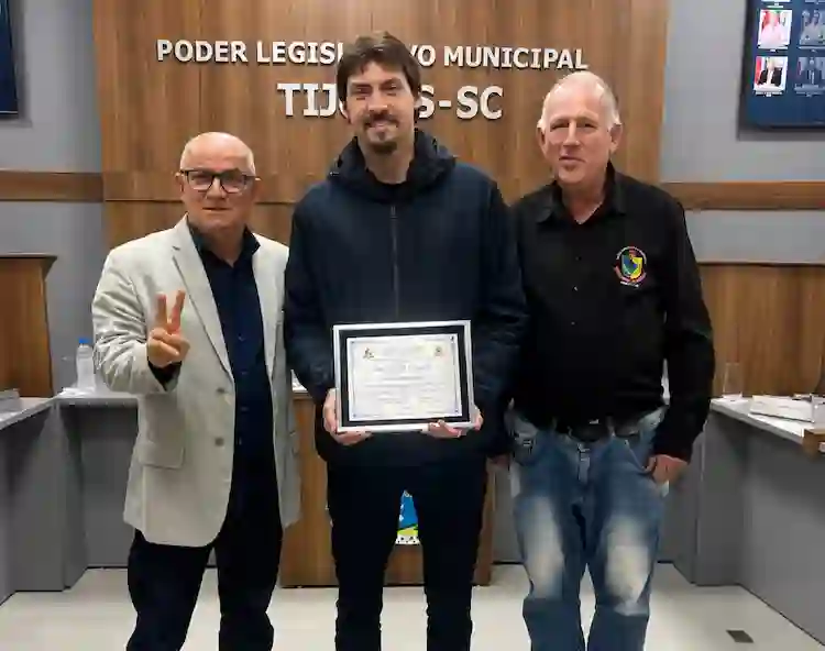Câmara de Tijucas entrega moção de louvor a Jair Renan Bolsonaro