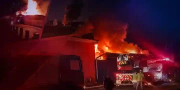 Incêndio de grandes proporções destrói igreja em Balneário Camboriú