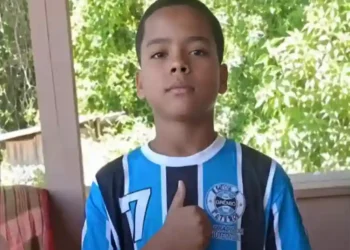 Morre menino de 8 anos após ser atingido por trave que caiu em quadra de Itajaí