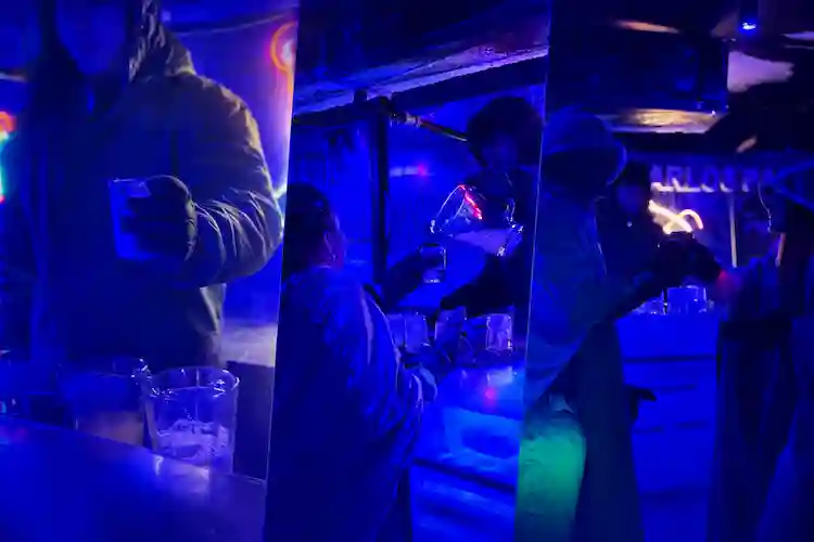 Bar de gelo chega a Balneário Camboriú com bebida liberada por uma hora Bar de gelo chega a Balneário Camboriú com bebida liberada por uma hora