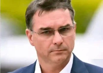 Flávio Bolsonaro reforça promessa de castração química para estupradores se eleito