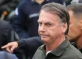 Bolsonaro diz à polícia que mantinha arma em residência por ter três mulheres em casa