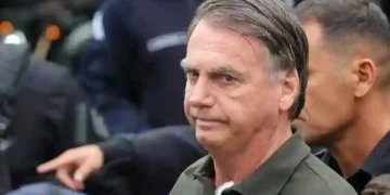 Bolsonaro diz à polícia que mantinha arma em residência por ter três mulheres em casa