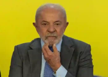 Lula anuncia programa para devolver celulares roubados aos donos