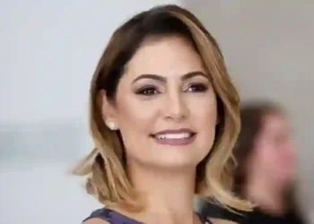 Saída de Michelle Bolsonaro do PL Mulher repercute após conflito com Flávio Bolsonaro
