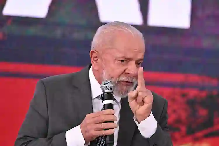 Lula critica ausência de Jorginho Mello e diz estar "indignado" durante visita a Itajaí
