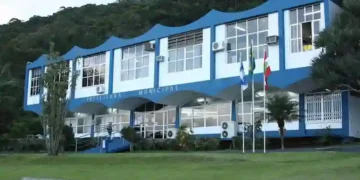 Prefeitura de Balneário Camboriú abre leilão com veículos, ônibus e sucatas a partir de R$ 100