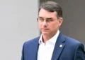 Flávio Bolsonaro culpa Lula por tarifa dos EUA e diz que Brasil está “em um avião sem piloto”