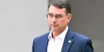 Flávio Bolsonaro culpa Lula por tarifa dos EUA e diz que Brasil está “em um avião sem piloto”