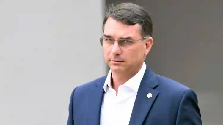 Flávio Bolsonaro culpa Lula por tarifa dos EUA e diz que Brasil está "em um avião sem piloto" Flávio Bolsonaro culpa Lula por tarifa dos EUA e diz que Brasil está "em um avião sem piloto"