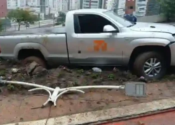 Motorista suspeito de embriaguez derruba poste após perder o controle na Estrada da Rainha, em Balneário Camboriú