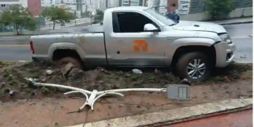 Motorista suspeito de embriaguez derruba poste após perder o controle na Estrada da Rainha, em Balneário Camboriú