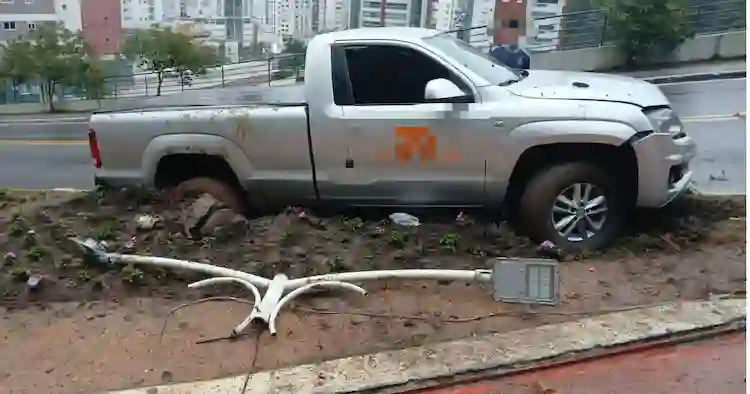 Motorista suspeito de embriaguez derruba poste após perder o controle na Estrada da Rainha, em Balneário Camboriú