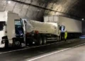 Acidente entre caminhões na BR-101 bloqueia Morro do Boi em Balneário Camboriú e causa congestionamento