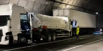 Acidente entre caminhões na BR-101 bloqueia Morro do Boi em Balneário Camboriú e causa congestionamento