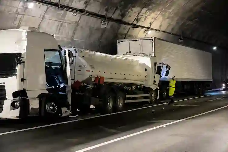 Acidente entre caminhões na BR-101 bloqueia Morro do Boi em Balneário Camboriú e causa congestionamento Acidente entre caminhões na BR-101 bloqueia Morro do Boi em Balneário Camboriú e causa congestionamento