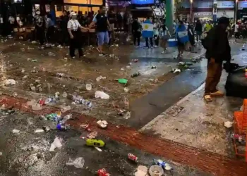 Imagens mostram a Avenida Central tomada por lixo após concentração de torcedores argentinos em Balneário Camboriú