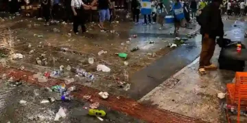 Imagens mostram a Avenida Central tomada por lixo após concentração de torcedores argentinos em Balneário Camboriú