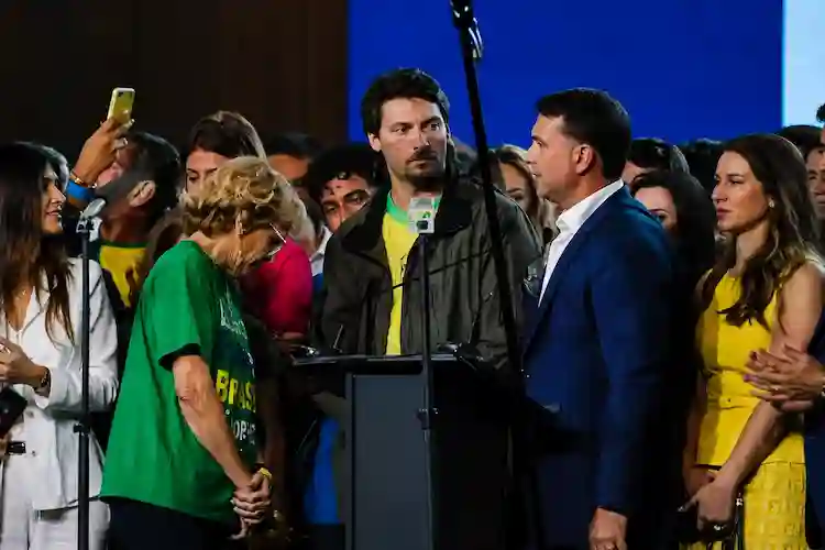 Flávio Bolsonaro declara apoio à pré-candidatura de Renan Bolsonaro a deputado federal por Santa Catarina