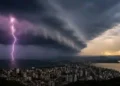 Defesa Civil emite alerta para chuva forte e temporais em todas as regiões de SC