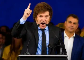 Milei apoia Flávio Bolsonaro em convenção do PL e diz que Jair Bolsonaro está “injustamente preso”