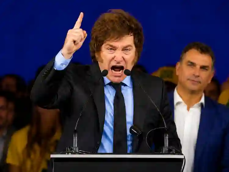 Milei apoia Flávio Bolsonaro em convenção do PL e diz que Jair Bolsonaro está "injustamente preso"
